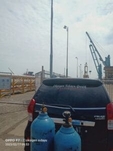 pengisian tabung oksigen di gresik milik tabung milik kapal yang kita refill kirim tabung oksigen ke pelabuhan gresik kec.gresik kabupaten Gresik jawa timur 6114 untuk kebutuhan kapal di area dok loading 